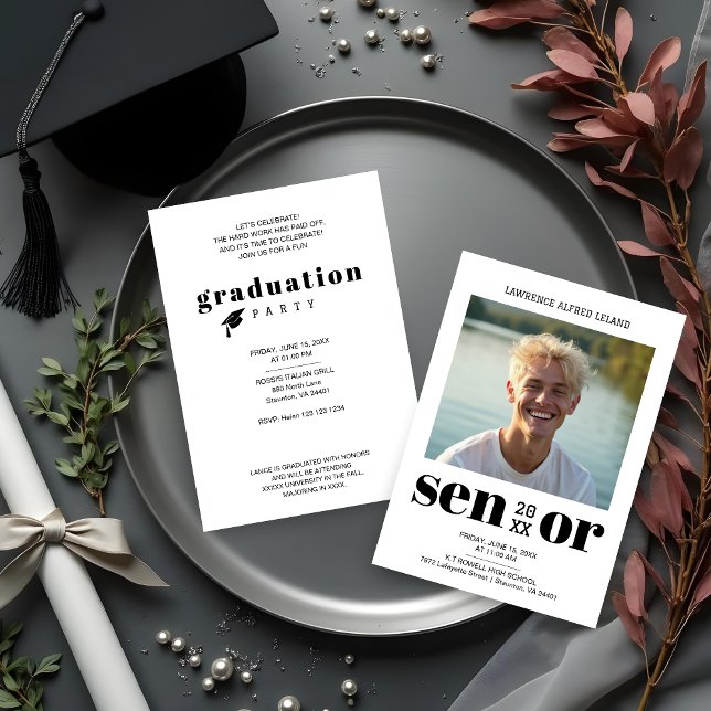 BW Cool Moderne Redaktion Senior Foto Abschluss Einladung (Black & White Cool Modern Editorial Style Senior Photo Graduation Invitation Cards. )