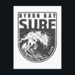 Byron Bay Surf Club Postkarte<br><div class="desc">Byron Bay Surf Club Design mit Ozeanwellendarstellung im Abzeichen Stil.</div>