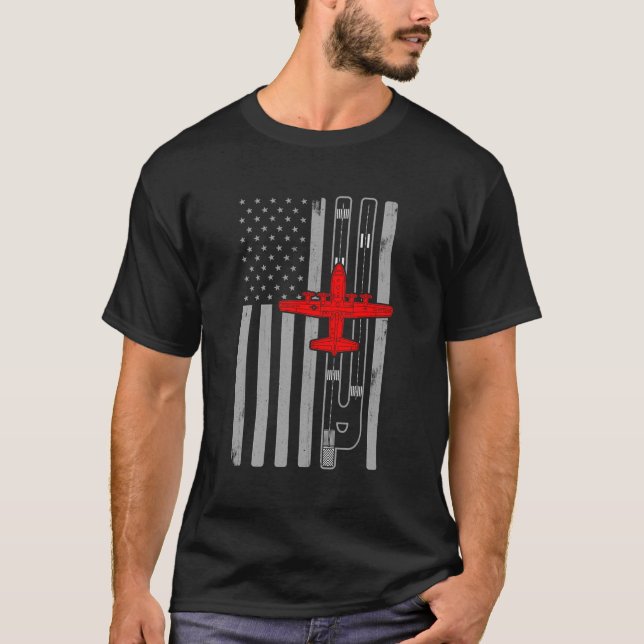 C130 Hercules Gunship Airplane American Flag Runwa T-Shirt (Vorderseite)