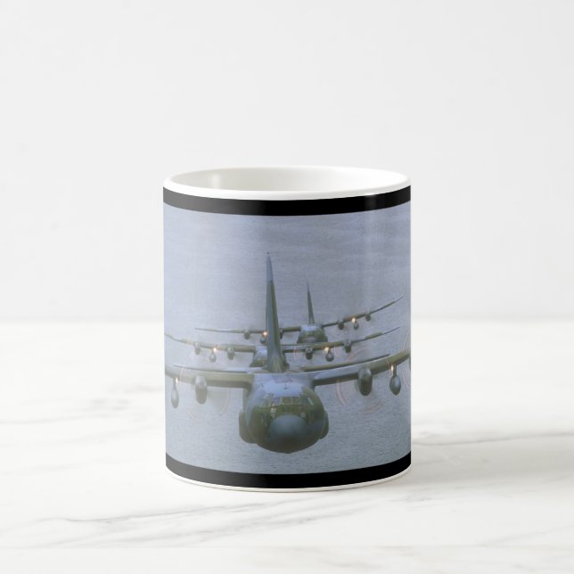 C-130 Herkules Transports_Military Flugzeuge Kaffeetasse (Mittel)