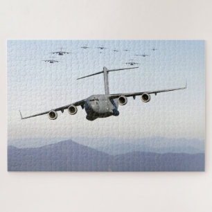 C-17 Globemaster III-Flugzeug überfliegt Blue Ridg