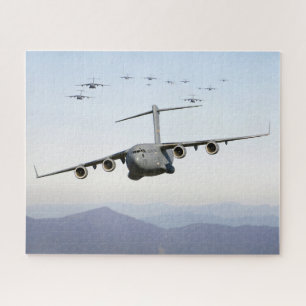 C-17 Globemaster III Flugzeuge fliegen über Blue R
