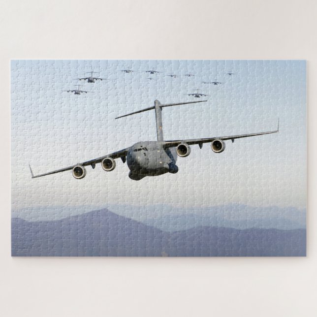 C-17 Globemaster III Flugzeuge fliegen über Blue R (Horizontal)