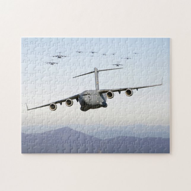 C-17 Globemaster III Flugzeuge fliegen über Blue R (Horizontal)