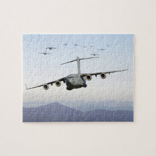 C-17 Globemaster III Flugzeuge fliegen über Blue R