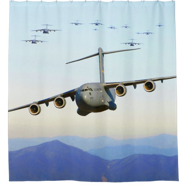 C-17 Globemaster III Militärflugzeuge Duschvorhang (Vorderseite)