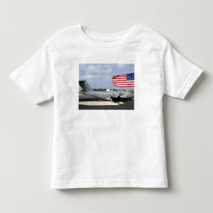 C-17 Globemaster III sitzt auf dem Fluglinien Kleinkind T-shirt