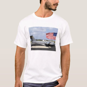 C-17 Globemaster III sitzt auf dem Fluglinien T-Shirt