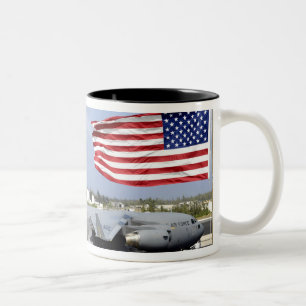 C-17 Globemaster III sitzt auf dem Fluglinien Zweifarbige Tasse