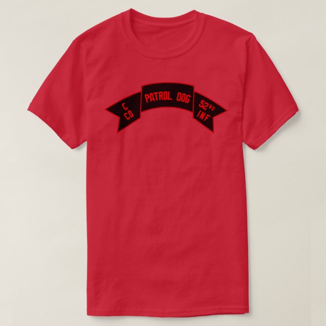 C Co 52. Infanterie Patrol Dog Scroll, TXT T-Shirt (Design vorne)