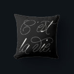 C est La Vie Moderne Skriptanweisung Schwarzes Kis Kissen<br><div class="desc">Modernes,  schwarz-weißes Kissen mit Pinseltypografie. Andere Farben und ähnliche Gegenstände sind in meinem Shop erhältlich. C'est La Vie</div>