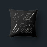 C est La Vie Moderne Skriptanweisung Schwarzes Kis Kissen<br><div class="desc">Modernes,  schwarz-weißes Kissen mit Pinseltypografie. Andere Farben und ähnliche Gegenstände sind in meinem Shop erhältlich. C'est La Vie</div>
