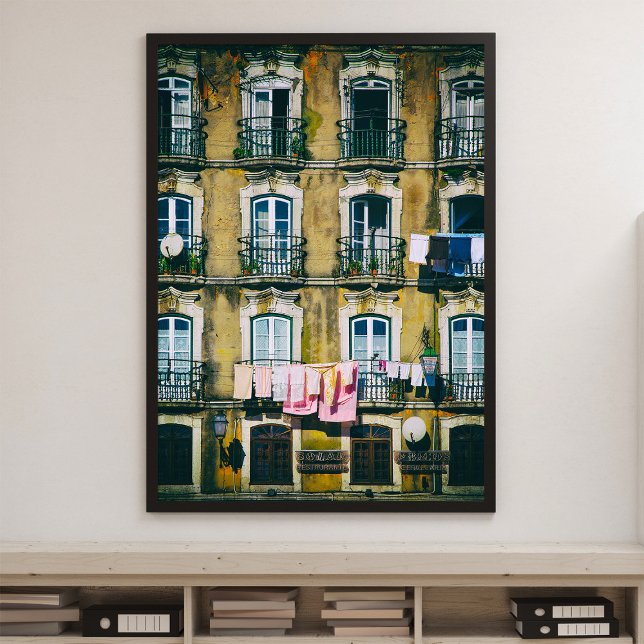 c heruntergekommenes Gebäude im Stadtteil Alfama.  Fotodruck (Von Creator hochgeladen)