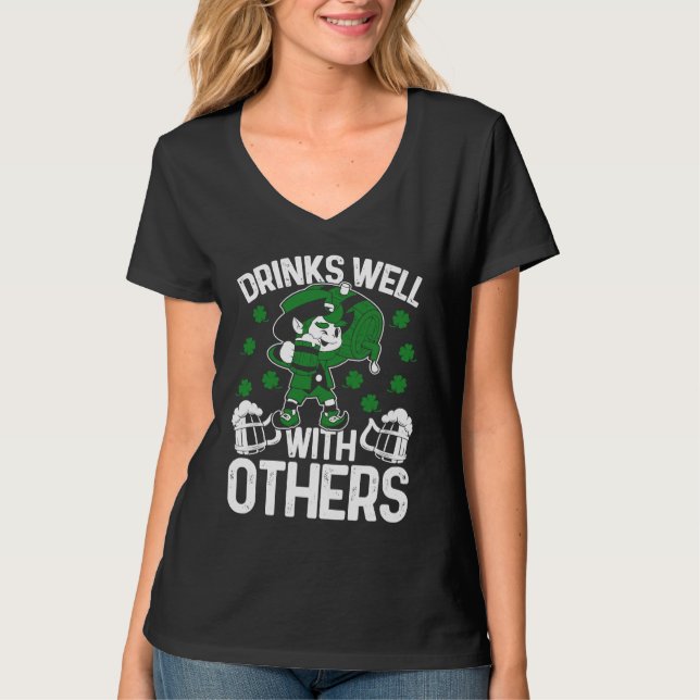 C St Patrick's Day  Drinks Well With Others Irish T-Shirt (Vorderseite)