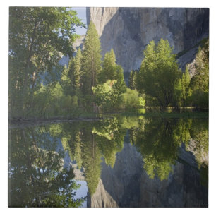 CA, Yosemite NP, El Capitan reflektiert in Merced Fliese