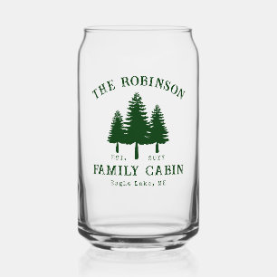 Cabane de famille rustique en forêt verte