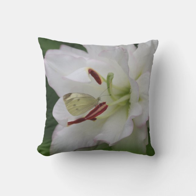 Cabbage White Butterfly auf Lily Blume Foto Kissen (Vorderseite)