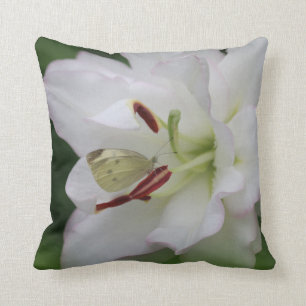 Cabbage White Butterfly auf Lily Blume Foto Kissen