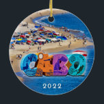 Cabo's Medano Beach, Keramik Keramik Ornament<br><div class="desc">Cabo's Medano Beach mit bunten Regenschirmen und schönem Wetter. Die Wohnungen und der rote und weiße Leuchtturm umgeben die Docks.</div>