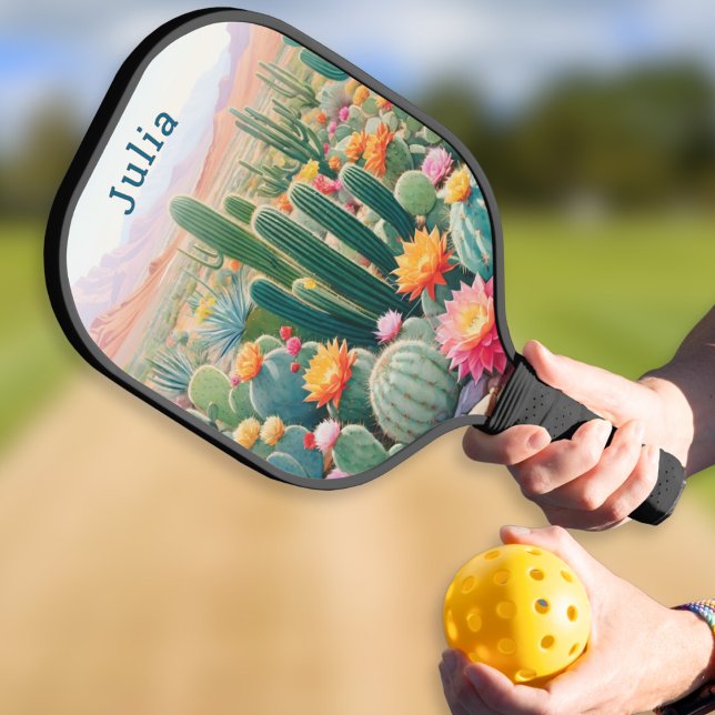 Cactus Desert Blume Personalisiert Pickleball Schläger (A personalized pickleball paddle with illustration of flowering cacti in a desert landscape)