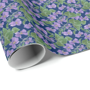 Cadeau De jolies violettes sur le papier d'enveloppement 