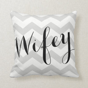 Cadeau de mariage de coussin de Chevron Wifey -