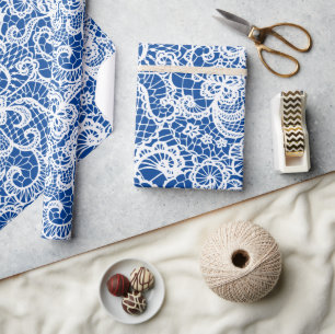 Cadeau Dentelle blanche sur papier d'enveloppement bleu