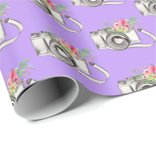 Cadeau Fleurs et caméra sur papier d'enveloppement violet