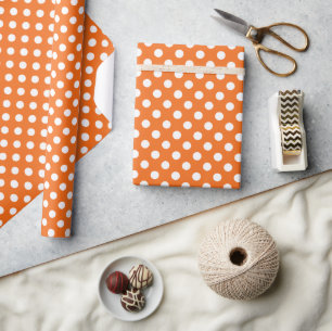 Cadeau Orange avec le papier d'emballage à pois blanc