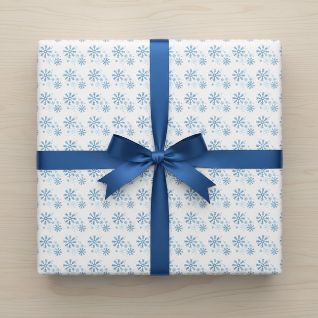 Cadeau Papier d'emballage blanc flocon de neige bleu clai (Classic snowflakes for every occasion.)