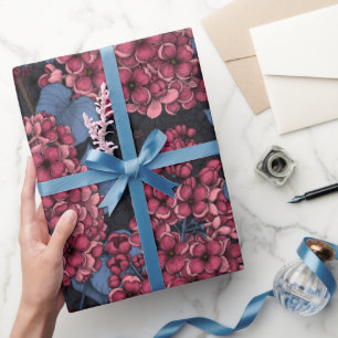 Cadeau Rouge lilas sur papier d'emballage bleu foncé