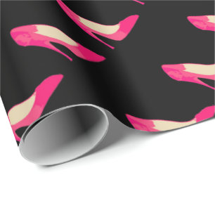 Cadeau Talons roses sur le papier d'emballage noir