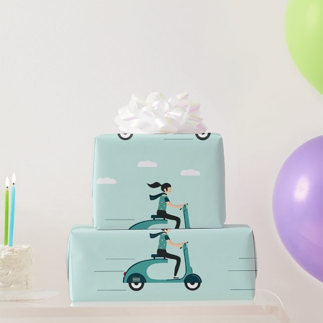 Cadeau Une Femme Sur Un Papier À Envelopper De Scooter (Créateur téléchargé)