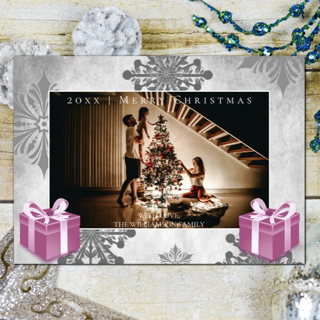 Cadeaux de Noël rose et Carte photo de flocons de  (Pink Christmas Gifts and Snowflakes Holiday Photo Card)