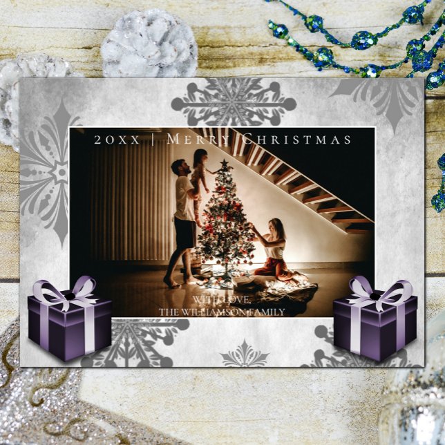 Cadeaux de Noël violet et Carte photo de flocons d (Purple Christmas Gifts and Snowflakes Holiday Photo Card)