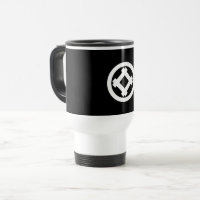 Cadre de puits incliné dans une tasse de voyage ci