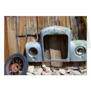 Cadre de voiture antique sur la vieille grange