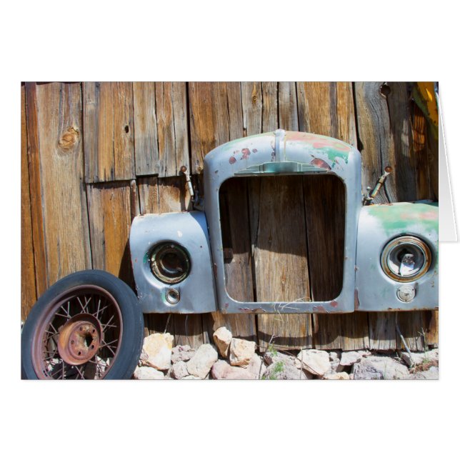 Cadre de voiture antique sur la vieille grange (Devant Horizontal)