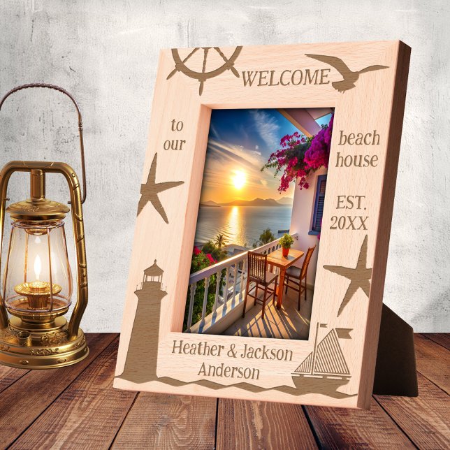 Cadres Gravés Maison de plage Nautical sur le littoral (Beach house etched picture frame featuring a nautical design with sailboat, seagull and lighthouse)