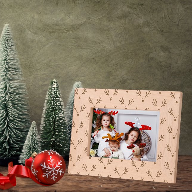 Cadres Gravés Motif de rennes lunaires (A beautiful wood etched frame for displaying cherished holiday memories.)