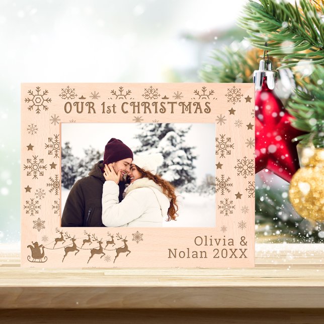 Cadres Gravés Notre premier Noël Père Noël & Deer Couple Nom 7x5 (Our First Christmas Santa & Deer Couple's Name 7x5 Etched Frames)
