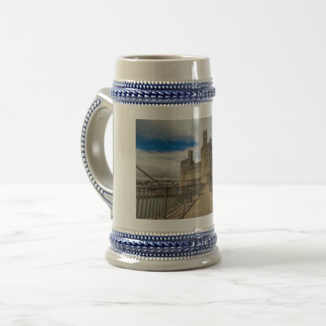 Caernarfon Burg Wales Bierbraun Tasse. Bierglas (Vorderseite Links)
