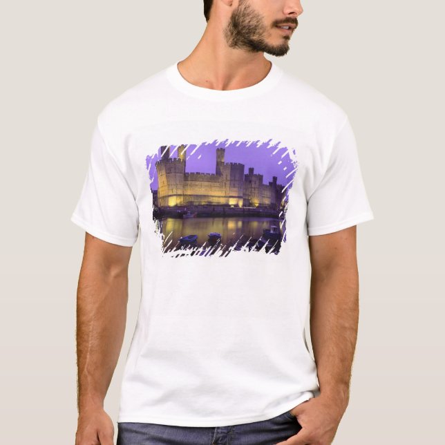 Caernarfon Castle, at Night, Gwynedd, Wales T-Shirt (Vorderseite)
