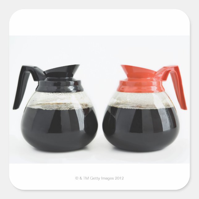 Caf. und Decaf. Kaffeeköpfe auf Weiß. Quadratischer Aufkleber (Vorderseite)