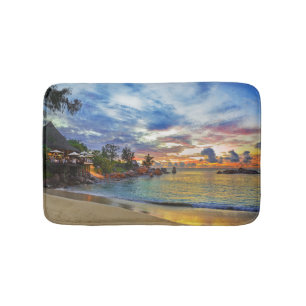 Café auf tropischem Strand am Sonnenuntergang Badematte