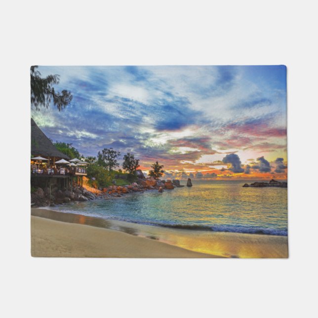 Café auf tropischem Strand am Sonnenuntergang Fußmatte (Vorderseite)