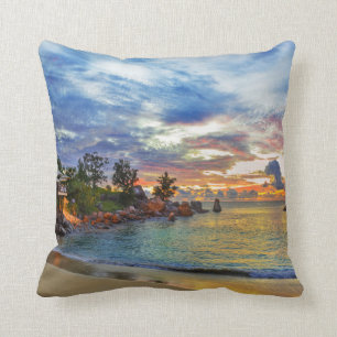 Café auf tropischem Strand am Sonnenuntergang Kissen