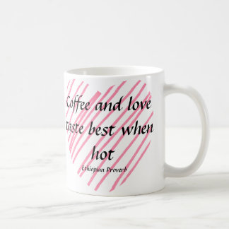 Café et tasse chauds d'amour