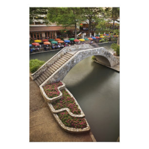 Café im Freien am Fluss Walk und Brücke über Fotodruck