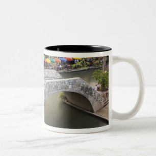 Café im Freien entlang des Flusses Walk und Brüc Zweifarbige Tasse